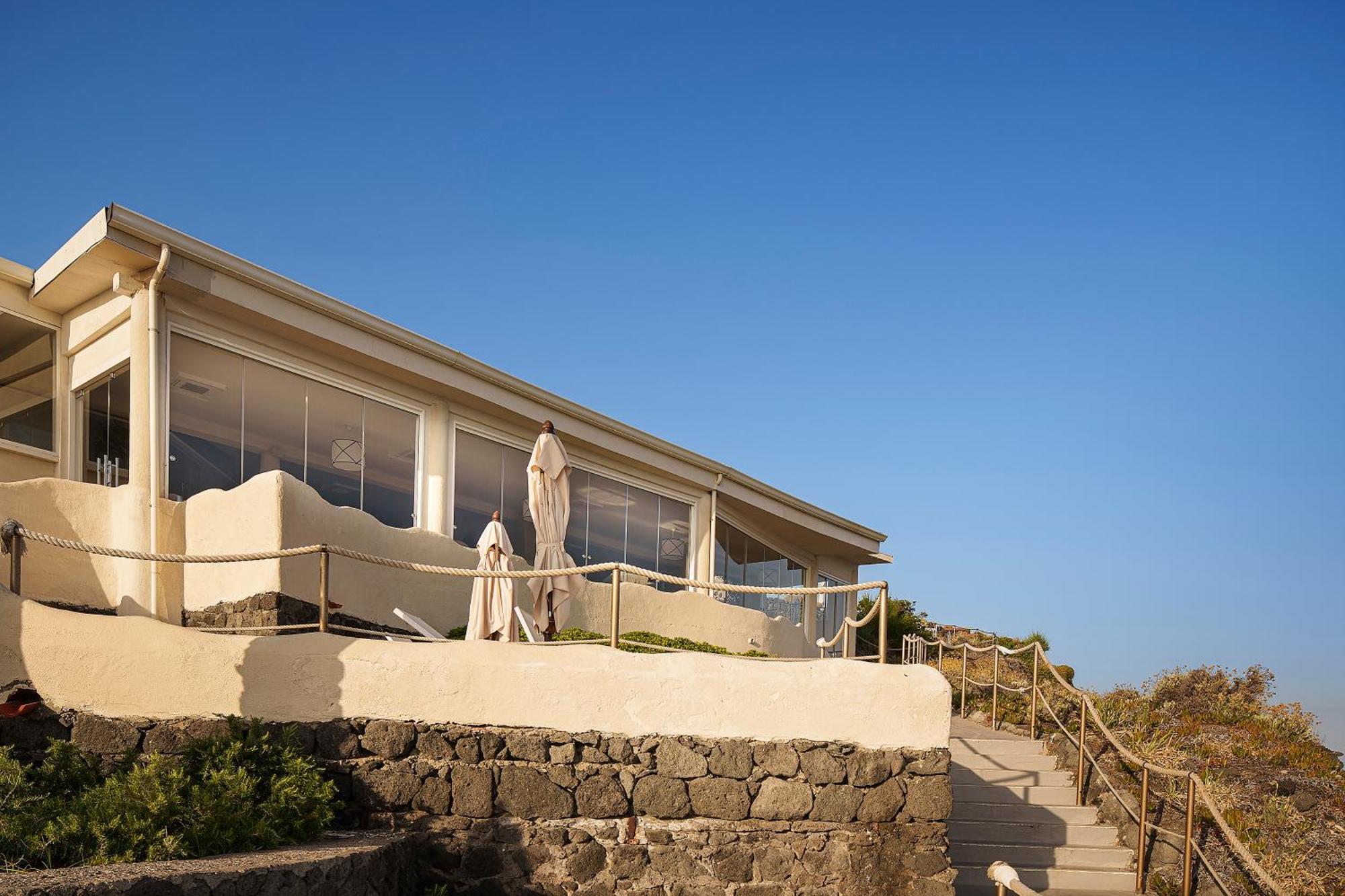 Therasia Sea And - The Leading Of The World 5*