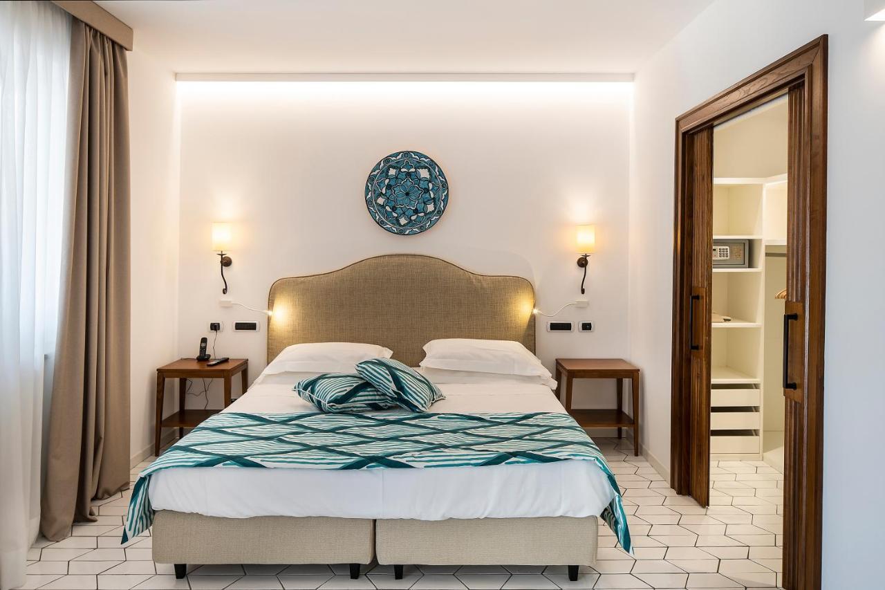 Therasia Sea And - The Leading Of The World 5*